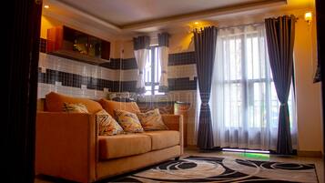 Executive Room, 1 Queen Bed | Living area | 55-inch Smart TV with digital channels, TV, heated floors