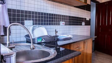 Basic Room | Private kitchen | Coffee/tea maker, electric kettle, coffee grinder