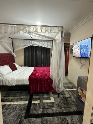 Deluxe Apartment | Egyptian cotton sheets, premium bedding, down comforters, pillowtop beds - Toque Hotel (Nairobi)
