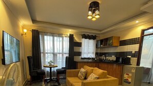 Apartemen Premium, 1 kamar tidur, balkon | Area keluarga | Smart TV 55-inci dengan saluran TV digital, TV, dan lantai berpemanas