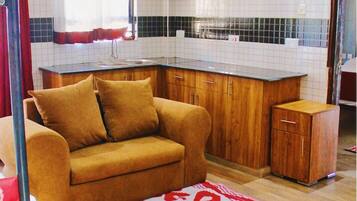 1 bedroom, Egyptian cotton sheets, premium bedding, down comforters