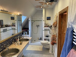 Bathtub, towels, soap, toilet paper - Luxurious country house with many extras in the Ruppiner Luch, up to 6 people  (Zietenhorst)