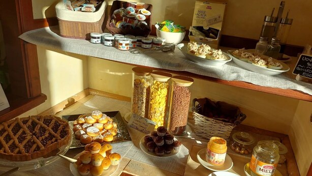 A breakfast buffet with various pastries, jams, and condiments. - Hotel Arcobaleno Siena (Siena)