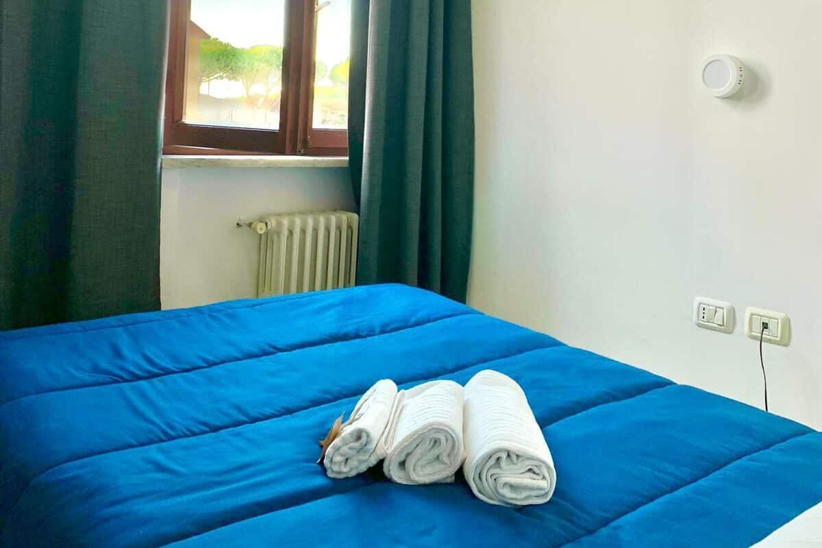 Single Room | Down comforters, desk, laptop workspace, blackout drapes