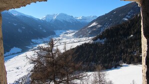 Eine Berglandschaft mit schneebedeckten Gipfeln und einem Tal.