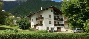 Chavalatsch vacation apartment with stunning views of the mountains 