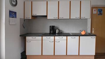 Frigorifero, microonde, piano cottura, lavastoviglie