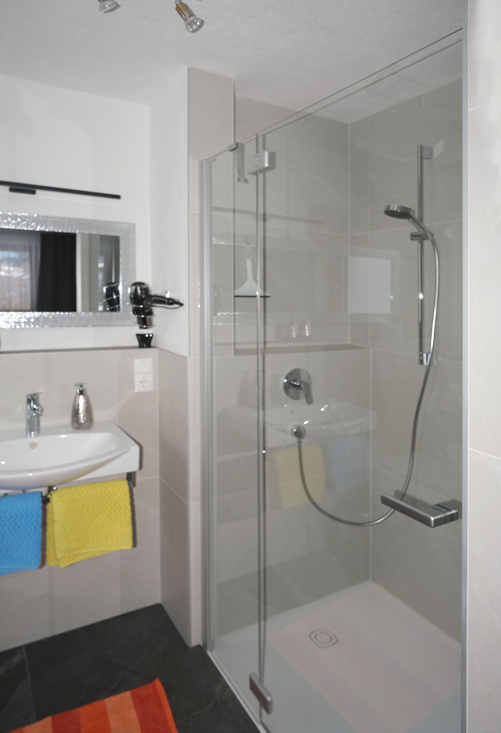 Douche, séchoir à cheveux, serviettes fournies, savon
