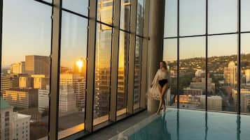 Kolam renang tertutup