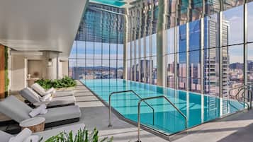 Una piscina cubierta