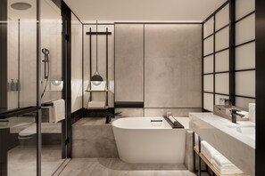 Separate tub and shower, rainfall showerhead, free toiletries - Sheraton Xi'An Chanba (Xi'an)