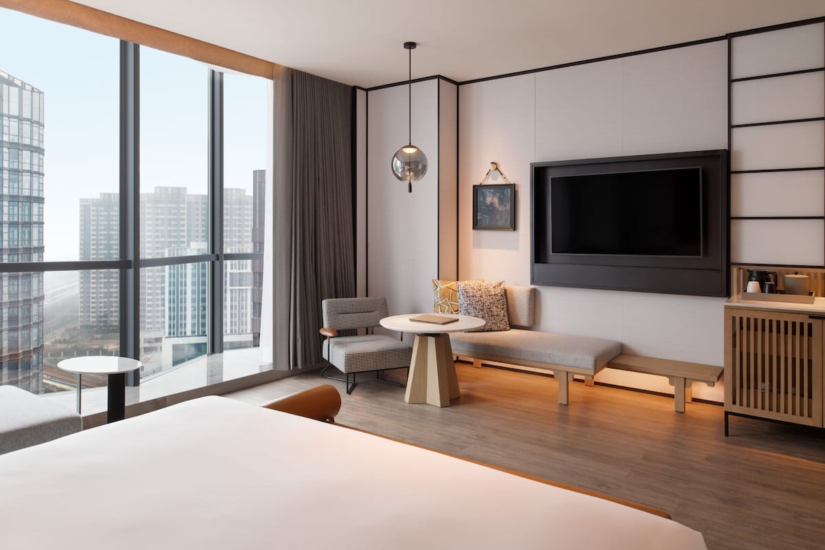 Habitación Premier, 1 cama King size | 1 habitación, ropa de cama de alta calidad, edredón y minibar