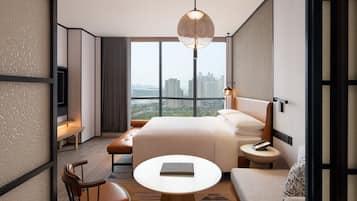 Hochwertige Bettwaren, Daunenbettdecken, Minibar, Zimmersafe