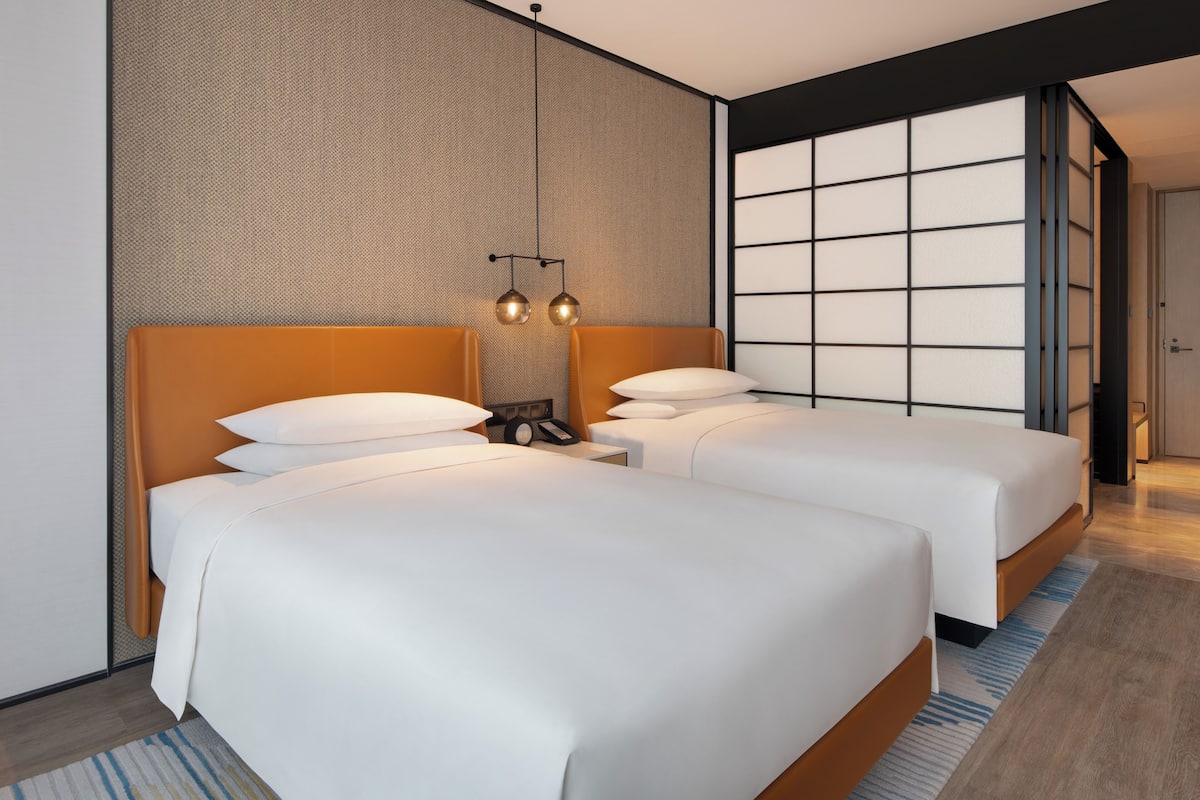 Premium bedding, down duvets, minibar, in-room safe