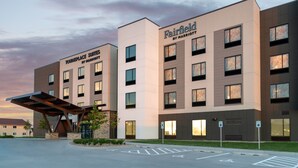 A modern hotel with a flat roof, multiple floors, and a covered entrance. - Towneplace Suites By Marriott Norfolk (Norfolk)