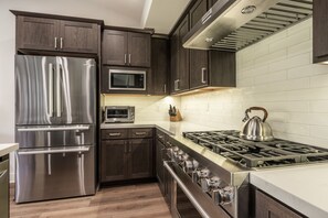Refrigerador, microondas, horno y parrilla de estufa 