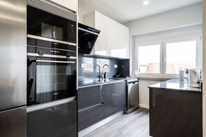 Réfrigérateur, micro-ondes, four, plaque de cuisson