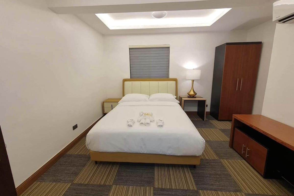 Villa Royale, 4 chambres, accessible aux personnes à mobilité réduite, accès piscine | Fer et planche à repasser, Wi-Fi gratuit, draps fournis