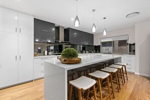 冷蔵庫、電子レンジ、オーブン、コンロ