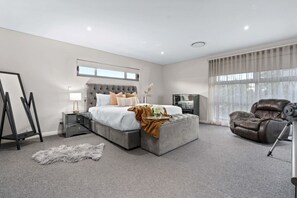 4 bedrooms, desk, iron/ironing board, WiFi