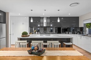 冷蔵庫、電子レンジ、オーブン、コンロ