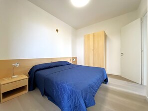 2 quartos, cofres nos quartos, roupa de cama
