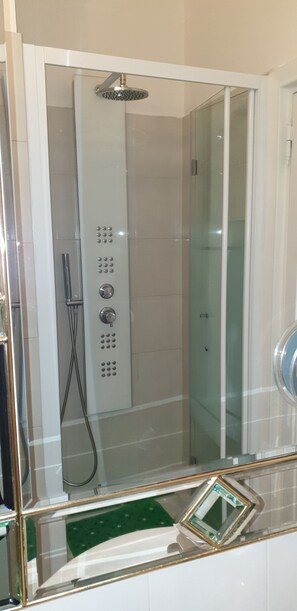 Kombination af bruser/badekar, boblebadekar, hårtørrer, bidet