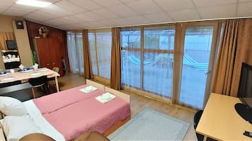 4 bedrooms, in-room safe, desk, iron/ironing board