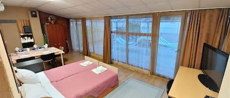 4 habitaciones, caja de seguridad en la habitación y escritorio