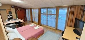 4 chambres, coffres-forts dans les chambres, bureau