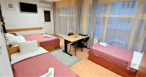 4 habitaciones, caja de seguridad en la habitación y escritorio 