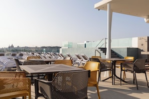 Seasonal outdoor pool, open 10:00 AM to 10:00 PM, pool umbrellas - Alavits Hotel by ST Hotels (Gzira)