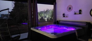 Indoor spa tub - Hacienda Matea- pool, olive grove, fully fenced, children's playground, barbecue (Pula)