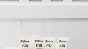 Vier tubes huidverzorging met de aanduiding 'Biology Smart Skincare' en de nummers N°303, N°301, N°302 en N°304.
