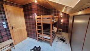 3 chambres, bureau, fer et planche à repasser, lit parapluie