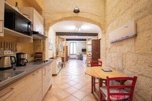 Fridge, microwave, stovetop, coffee/tea maker - Mouette - very large studio at the foot of the Arena (Arles)