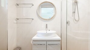 Shower, hair dryer - Wallis Gardens 11 - short stroll to beautiful Wallis lake (Forster)