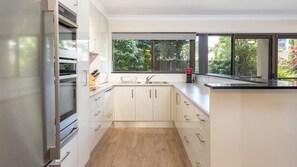Fridge, microwave, oven, stovetop - Wallis Gardens 11 - short stroll to beautiful Wallis lake (Forster)
