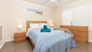3 bedrooms, free Internet, bed sheets - Wallis Gardens 11 - short stroll to beautiful Wallis lake (Forster)