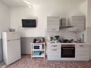 ثلاجة، ميكروويف، فرن، موقد طهي مسطح