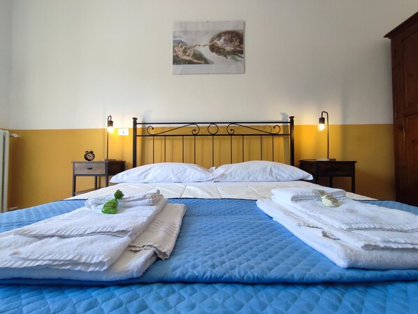 2 عدّة غرف نوم ومكواة/لوح كي وسرير سفر وواي فاي مجانًا