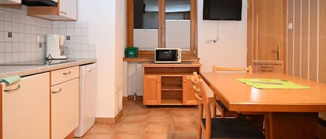 Kühlschrank, Mikrowelle, Herdplatte, Geschirrspüler