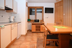 Fridge, microwave, stovetop, dishwasher - Dog-friendly Sesvenna vacation apartment on the first floor  (Taufers im M.)