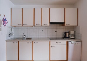 Frigorífico, microondas, placa de cocina y lavavajillas