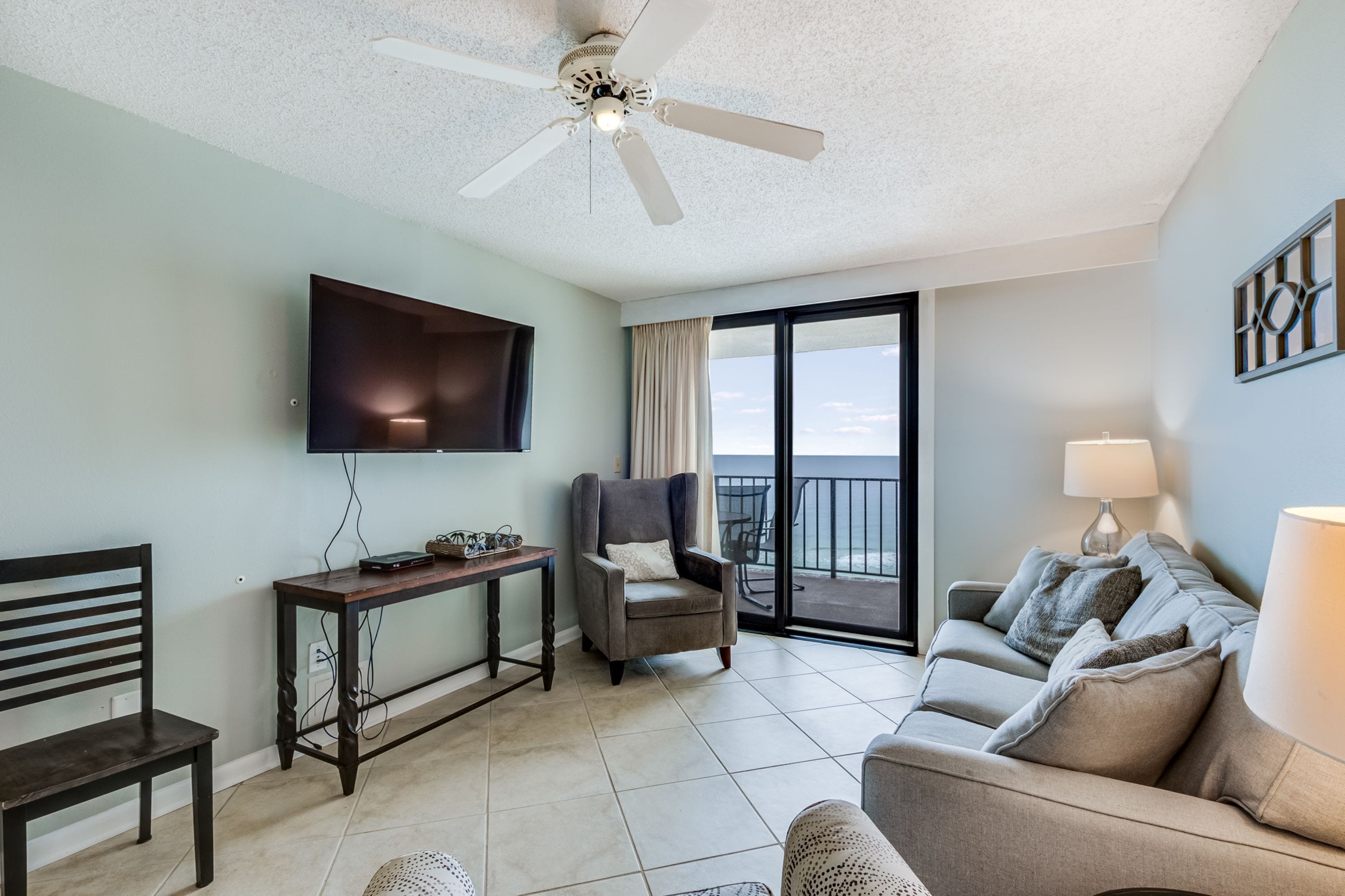 Signature-huoneisto, 2 makuuhuonetta, parveke, valtamerinäköala | Olohuone | 48–tuumainen taulutelevisio, jossa kaapelikanavat