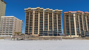 Un hotel moderno de gran altura con varios balcones y vista al mar.