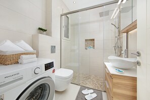 Luxury Apartment | Bathroom