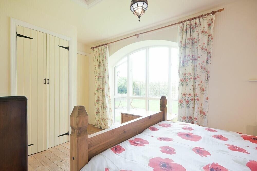 PRIMROSE COTTAGE, pet friendly, country holiday cottage in Craster