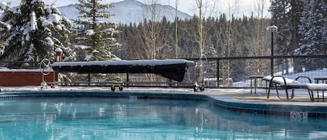 Una piscina techada, una piscina climatizada