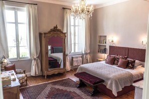 7 chambres, coffre-fort, bureau, fer et planche à repasser
